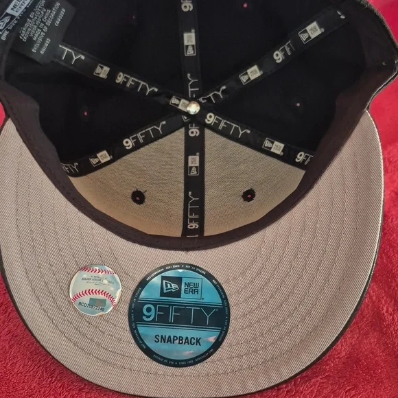 New Era Men's Toronto Blue Jay's black glow undervisor - Picture 5 of 5